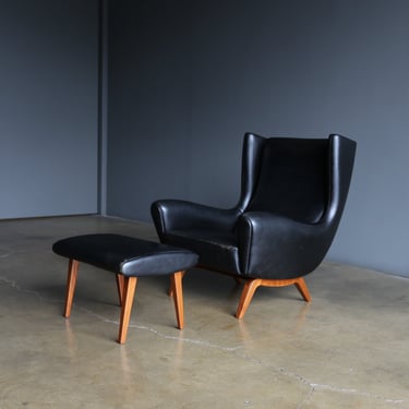 Illum Wikkelsø Leather Lounge Chair & Ottoman for Søren Willadsen, circa 1955