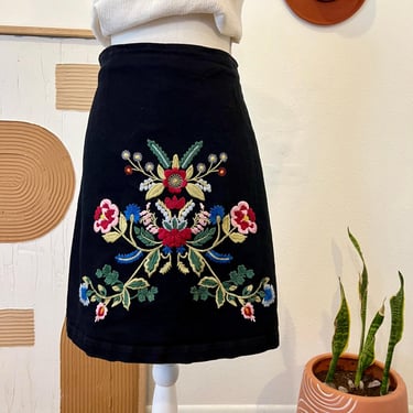 V Christina Y2K Cotton Black Floral Embroidered Zipper Mini Skirt - Large 