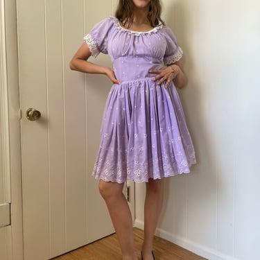 1970s Lavender Folk Dancing Eyelet Lace Dress with Gathered Bust and Full Skirt size Small 