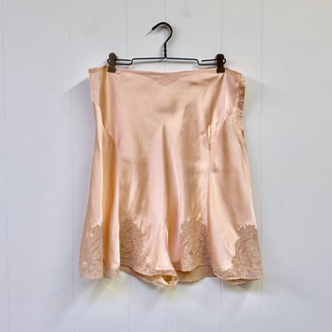 Vintage 1930s-1940s Satin Dasché Tap Pants, Washable Peach Rayon/Lace Panties, Volup Pin-Up Lingerie, 36 Waist/48 Hip 