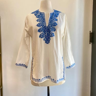 Vintage 70s Blouse / White Cotton MEXICAN Tunic Top / HAND EMBROIDERED Baby Blue Placket and Trim 