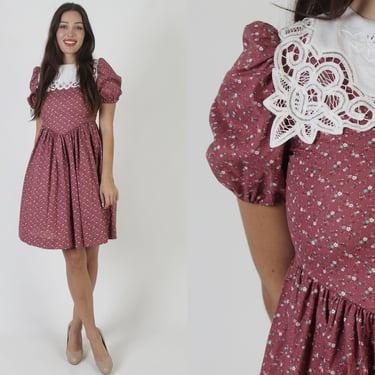 70s Burgundy Calico Dress / Country Style Bohemian Sundress / Maroon Floral Print Material / Mid weight White Roll Collar 
