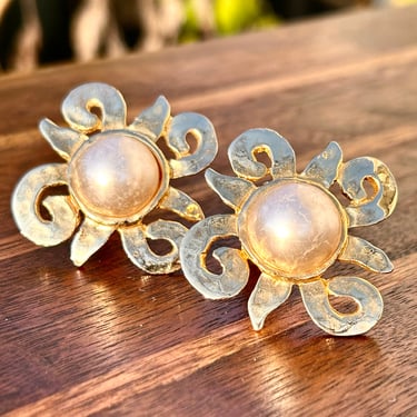 Vintage Hammered Brass Faux Pearl Earrings Clip On  Made In France 90s Fashion Jewelry Dior Style 