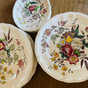 Set of 23 Spode Gainsborough (Marlborough) dinnerware, specifically plates featuring a floral transferware pattern with a scalloped edge. 