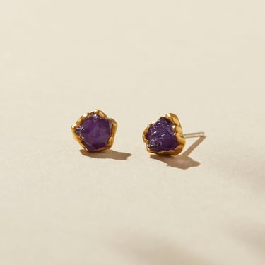 raw amethyst earrings gold, february birthstone jewelry gift, minimalist earrings, dainty gold stud earrings, tiny raw crystal stud earrings 