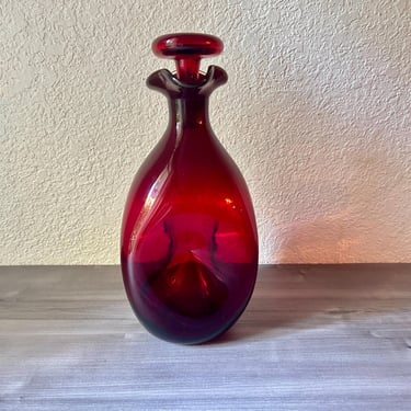 Vintage Mid Century Red Pinched Glass Decanter by Blenko, Mid Century American Glass Art, Winslow Anderson Red Pinched Decanter With Stopper 