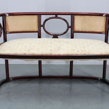 Josef Hoffmann Variation of Art Nouveau "Fledermaus" Sofa by Fischel  / Art nouveau 