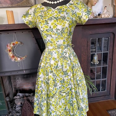 Vintage 1950s Spring Green Floral Cotton Dress - XS W: 25