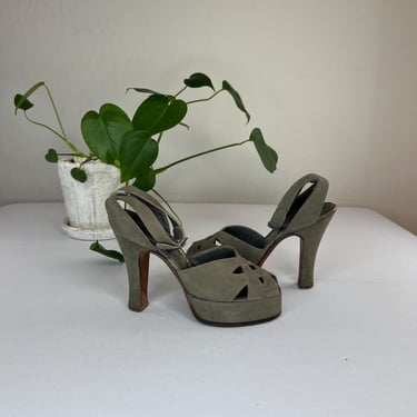 Throughout the Country - Vintage 1940s 1950s Grey Suede Platform Strap Heels Pumps - 