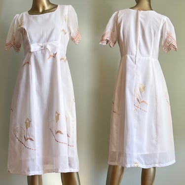 White Dress with Embroidered Tulip Appliqués 1950's Medium 