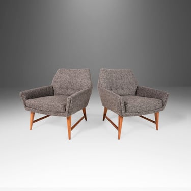 Set of Two (2) Restored Lounge Chairs After Gio Ponti Newly Upholstered and Set on an Angular Walnut Base, Italy, c. 1960's 