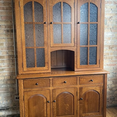 Amish Hutch w Arched Crown and 3 Drawers