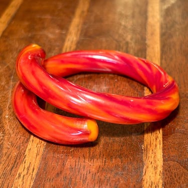 Vintage Twisted Plastic Bangle Bracelet Swirled Caramel Butterscotch Retro Fashion Jewelry 