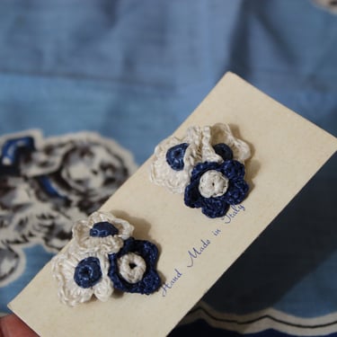 Vintage 50s 60s New Old Stock Blue White Summer Raffia Floral Novelty Earrings Made in Italy clip earrings //  pin up Sweet 