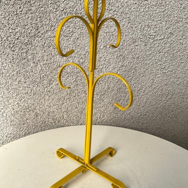 Vintage kitsch yellow metal cup holder rack stand 4 hooks size 11” x 6” 