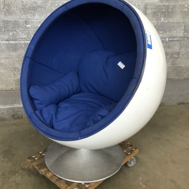 Mid-Century Style Orb Chair (Seattle)