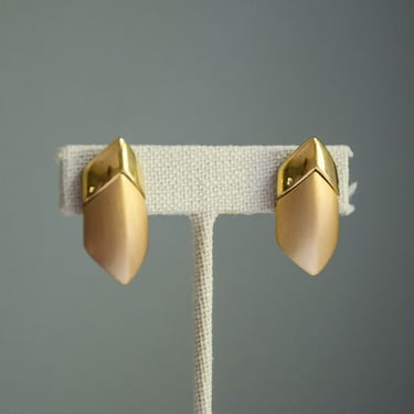 vintage jewelry | vintage earrings | minimalist earrings | matte gold earrings | modern earrings 