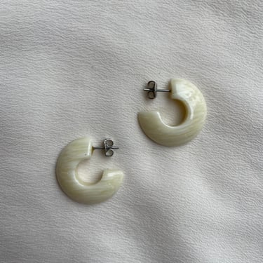 cream plastic hoops E225