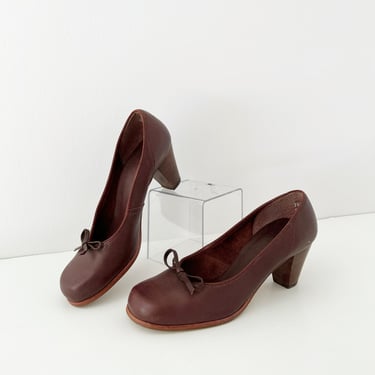 SIZE 7.5 1970s Burgundy Red Leather Heels / 70s Wood Heel Bow Front Red Leather Oxblood Shoes / Boxy Toe Pumps Dark Academia 