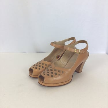 Vintage 40s shoes | Vintage beige peep toe platform heels | 1940s Red Cross Shoes sling back pumps 