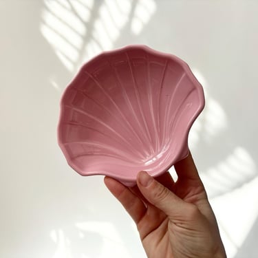 Midcentury Modern Pfaltzgraff Salmon Pink Clam Shell Shaped Ceramic Ribbed Decorative Catchall | Ring Dish | Bowl 