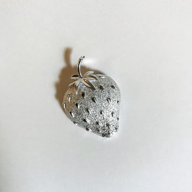 Vintage Sarah Cov Silver Strawberry Brooch Fruit Lapel Pin Silvertone Textured Sarah Coventry Strawberry Strawberry Ice Pin 1970s 