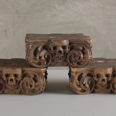 SET OF 3 VICTORIAN SKULL &amp; CROSS BONE ARCHITECTURAL CAPITALS