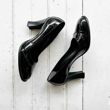 1990s Chanel Patent Leather Pumps With Exaggerated Toe 