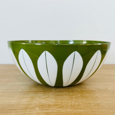 Cathrineholm 9 1/2 Inch Avocado Green Lotus Enamel Mixing Bowl Made in Norway 
