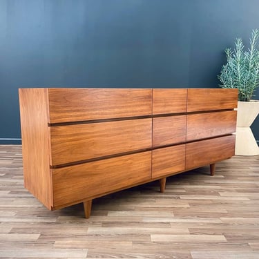 Mid-Century Modern Walnut 9-Drawer Dresser by American of Martinsville, c.1950’s 