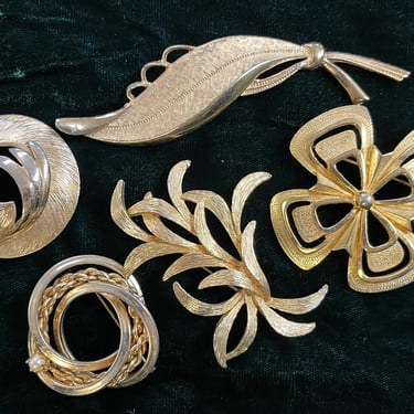 gold brooch collection 1960s floral / leaf pin lot of five 