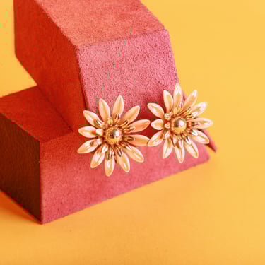 Vintage 60s Peach Gradient Flower Metal Gold Tone Spring Clip on Earrings 