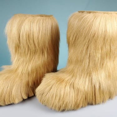 1970s goat fur boots in a strawberry blondish tan. Yeti furry winter snow boots. (Women's size 8.5 - 9 or EU 39) 