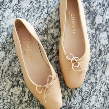 1980s vintage chanel beige leather ballet flats | size 6.5 