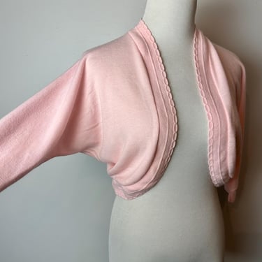 50’s pale Pink bolero cardigan sweater~ cropped shell jacket~ feminine & sweet 1950’s pinup style shrug layer lightweight /size Medium 