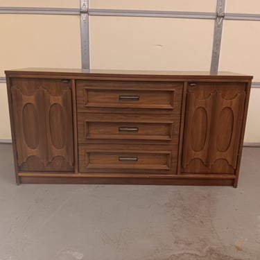 Mid Century Modern Walnut 2 Door Credenza/Sideboard by Bassett ' Prestige ' 