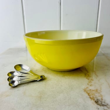 Vintage Original 1945 Pyrex Yellow Mixing Bowl, Primary set, 4 Quart, Large, Heavy, Farmhouse Kitchen Collectible, Christmas baking, Gift 