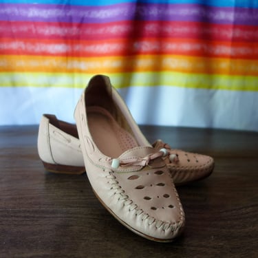 Pale pink leather shoes size 8, 80s 90s pastel cutout moccasin or vented loafer style flats for preppy style, woven deck shoes 