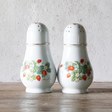 Strawberry Salt and Pepper Shakers, Vintage Avon Salt and Pepper Shaker Set 