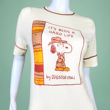 Snoopy T-shirt vintage 1970s funny Dostoevski humor tee single stitch overlock stitching detail maroon mustard cream short sleeve crew (S/M) 