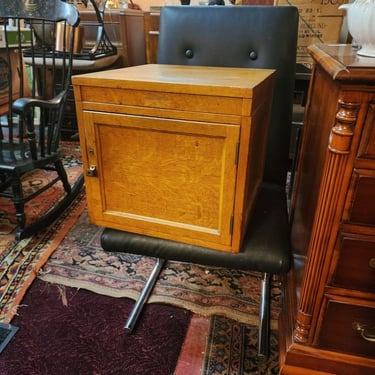 Five Drawer Oak Collection Cabinet. Globe-Wernike, model 1617-T. Graduated Partitioned Drawers. An unusual piece. ~15x16x17