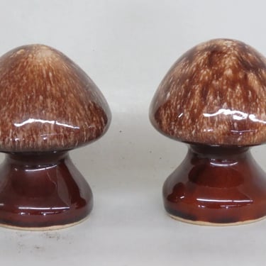 USA Pottery Mushroom Brown Drip Ceramic Set of Salt and Pepper Shakers 3811B