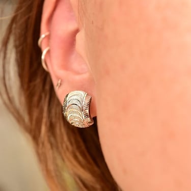 18K White Gold Wide Huggie Earrings, Diamond-Cut Snap Huggie Hoops With Glass Blast Accents, Estate Jewelry, 15mm 