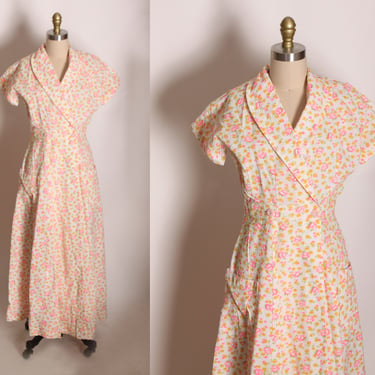 Late 1940s Early 1950s Pink and White Floral Short Sleeve Button Wrap Robe Dress -M 