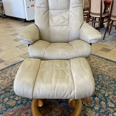 Ekornes Stressless Reclining Leather Swivel Chair with Ottoman