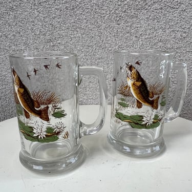 Vintage clear glass beer steins mugs set 2 Trout fish theme holds 12 ozs 