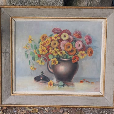 bouquet de fleurs avec théière, table vintage