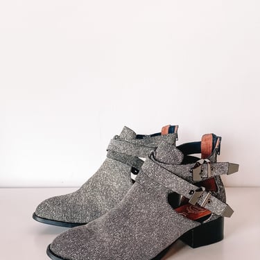 Modern Static Buckled Booties, sz. 8.5