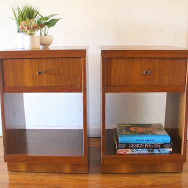 Mid Century Modern Pair of Side End Table Nightstands