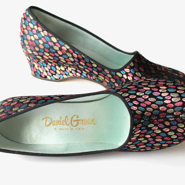 New 1960s Daniel Green Jacquard Metallic Peep Toe Wedge Boudoir Slippers - Vintage 60s Hostess Shoes - Size 6 